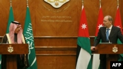 فیصل بن فرحان (چپ) وزیر خارجه عربستان همراه با همتای اردنی‌اش، ایمن الصفدی