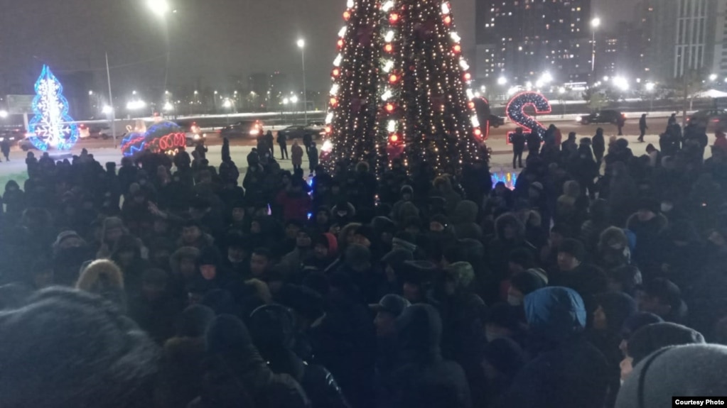 Сотни людей собрались в центре Караганды в знак солидарности с протестующими в Мангистауской области. Караганда, 4 января 2022 года. Фото предоставили активисты Караганды