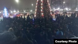 Сотни людей собрались в центре Караганды в знак солидарности с протестующими в Мангистауской области. Караганда, 4 января 2022 года. Фото предоставили активисты Караганды