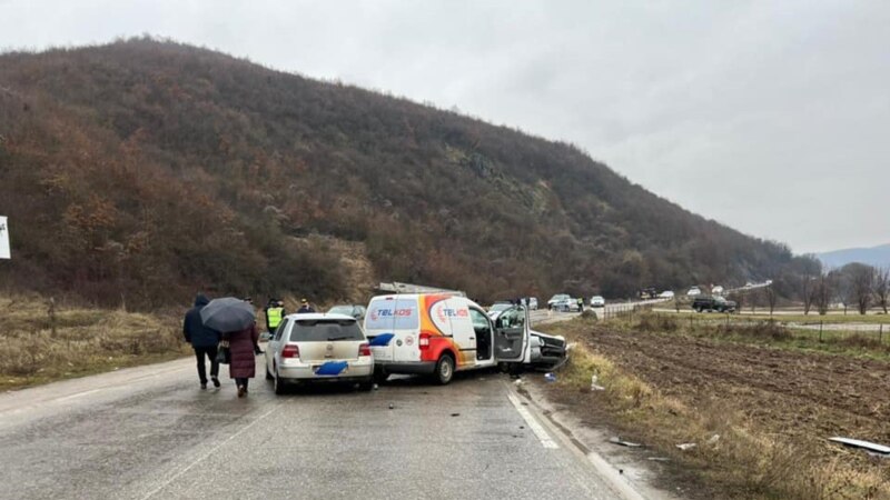 Vdesin dy persona në aksident trafiku në Prishtinë