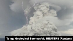 Pamje e hirit vullkanit pas shpërthimit në Tonga.