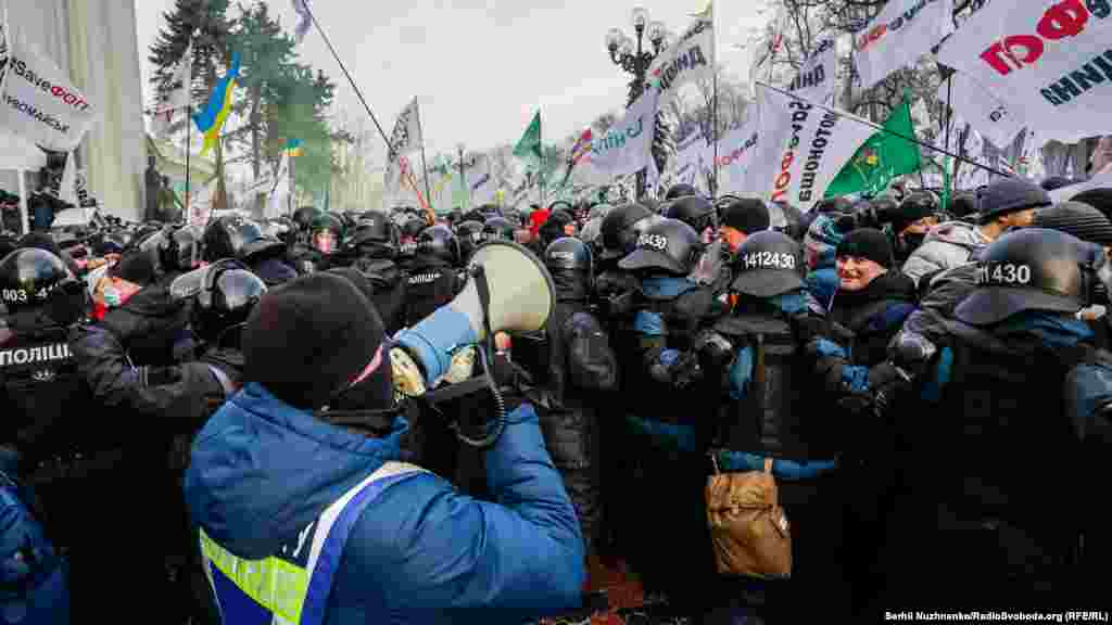 На фото: представник поліції діалогу просить мітингувальників не порушувати закон&nbsp;