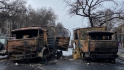 Сгоревшие автомобили на улице в Алматы, 10 января 2022 года