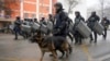 Полиция Алматыдагы тополоң учурунда. Январь, 2022-жыл.