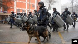 Полиция Алматыдагы тополоң учурунда. Январь, 2022-жыл.