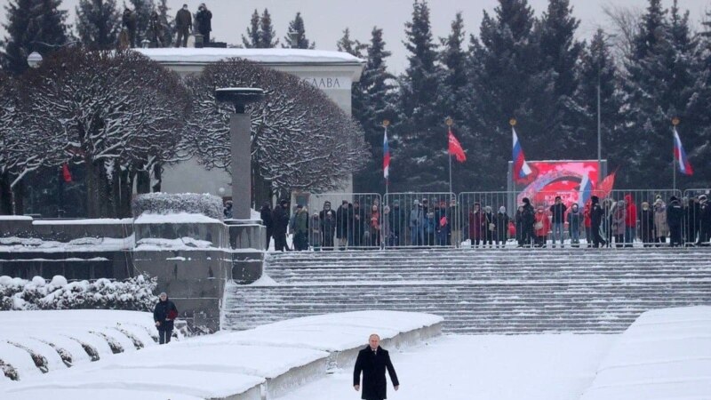 На Пискарёвском кладбище перед визитом Путина обработали сугробы
