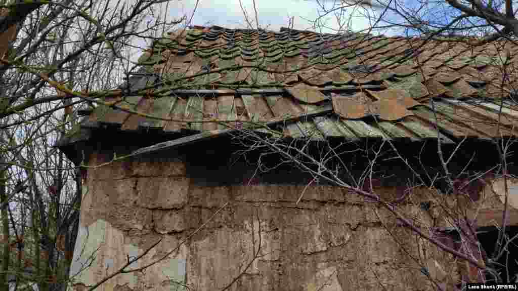 Стены дома саманные, крыша покрыта волнистой черепицей