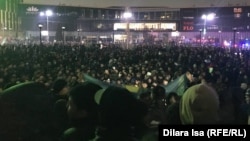 Многотысячная толпа на митинге в Шымкенте в ночь на 5 января