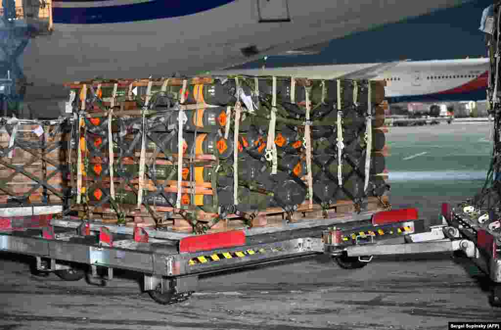 Палета со воени материјали на аеродромот Бориспил во Киев на 25 јануари. Стотици тони муниција и оружје се пренесени во Украина од САД.