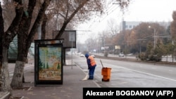 Дворник подметает улицу в Алматы. 10 января 2022 года