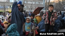 تعدادی از زنان و اطفال فقیر در کابل 