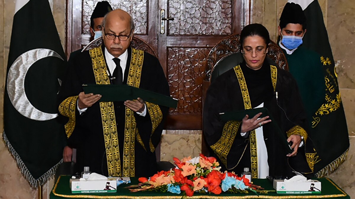 Тя получава основното си образование в Париж, Ню Йорк и