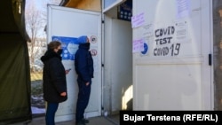 Qytetarë duke pritur për t'u testuar për koronavirus në Institutin Kombëtar të Shëndetësisë Publike të Kosovës.