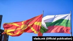 Македонското и бугарското знаме. Илустрација. 