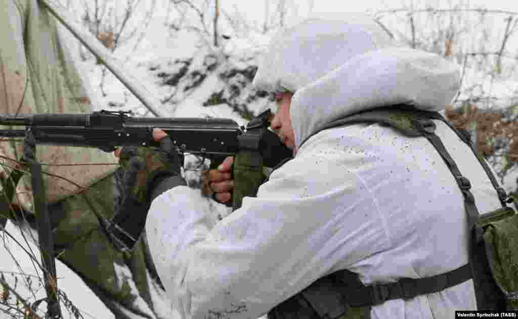 Боєць проросійського угруповання &laquo;ЛНР&raquo; спостерігає за лінією фронту перед українськими позиціями біля Слов&#39;яносербська. 25 січня 2022 року