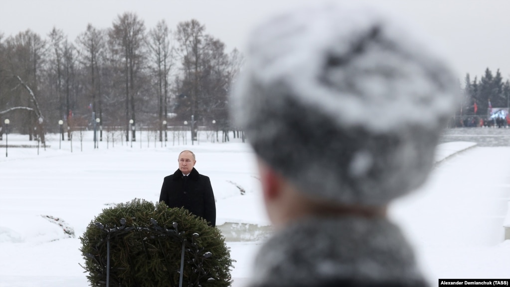 Владимир Путин на Пискаревском мемориальном кладбище