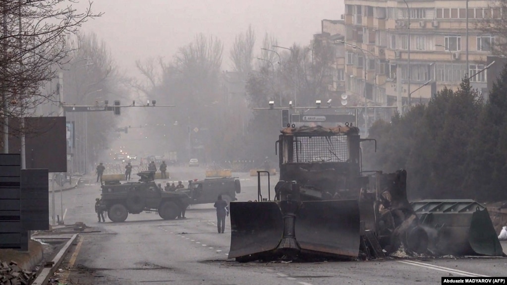 Военные и техника на пересечении проспекта Назарбаева и улицы Сатпаева. Алматы, 7 января 2022 года