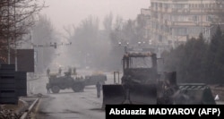 Военнослужащие блокируют улицу в центре Алматы 7 января 2022 года, после столкновений, вспыхнувших вслед за протестами