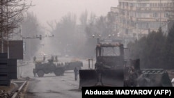 Военные и техника на пересечении проспекта Назарбаева и улицы Сатпаева. Алматы, 7 января 2022 года