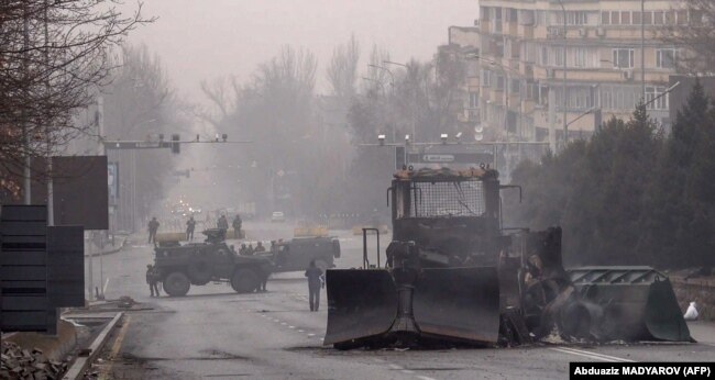 Военнослужащие блокируют улицу в центре Алматы 7 января 2022 года, после столкновений, вспыхнувших вслед за протестами