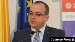 Profesorul de relații internaționale Valentin Naumescu, fost diplomat, spune că România are nevoie ca președintele său să participe la reuniunile importante.