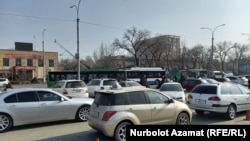 В Бишкеке из-за отключения электричества остановились троллейбусы