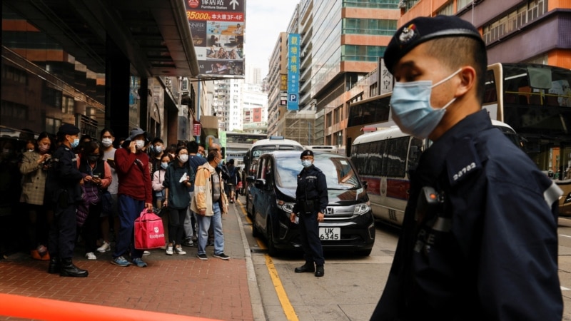 Bastisjet policore çojnë në mbylljen e një gazete në Hong Kong