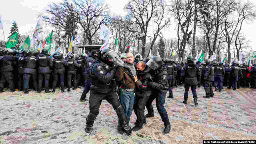 Правоохоронці відтіснили учасників акції у бік Маріїнського палацу