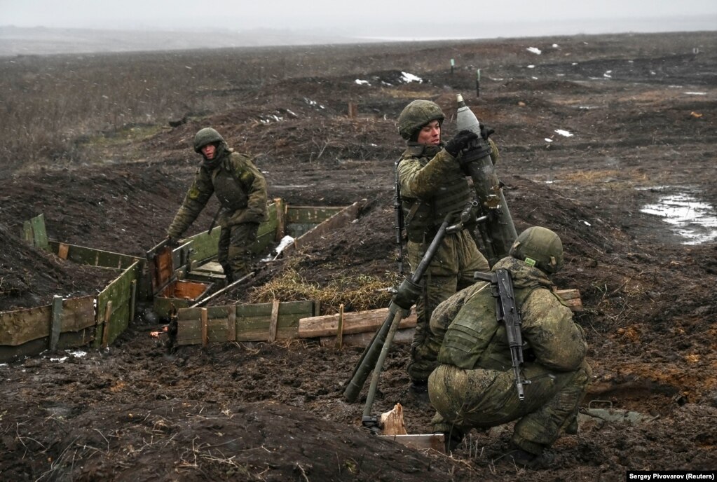 Ushtarët rusë përgatiten që të hedhin një mortajë gjatë stërvitjeve më 21 janar në poligonin Kuzminsky.