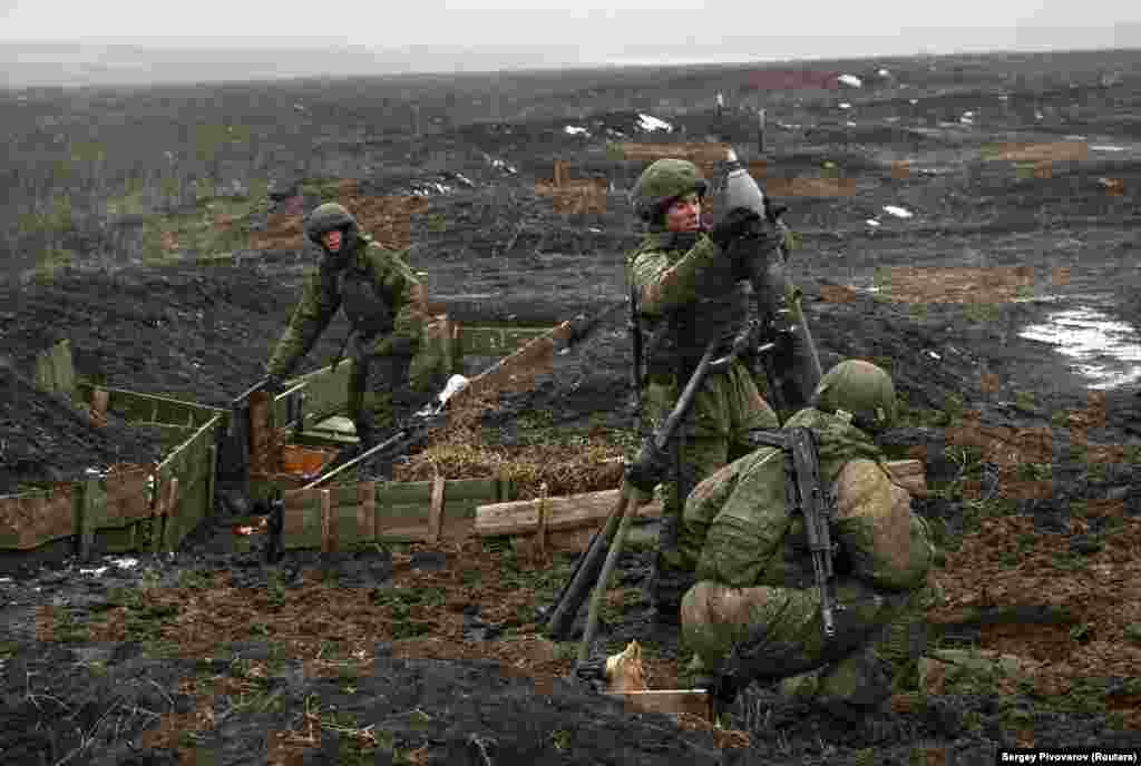 Militarii ruși se pregătesc să tragă cu mortierele în timpul exercițiilor desfășurate pe poligonul Kuzminsky, 21 ianuarie.
