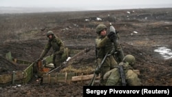 Ushtarë rusë përgatiten të gjuajnë një predhë mortaje. Fotografi nga arkivi. 