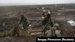 Російські військовослужбовці відпрацьовують ведення мінометного вогню під час навчань на Кузьмінському полігоні поблизу кордону з Україною. Ростовська область Росії, 21 січня 2022 року