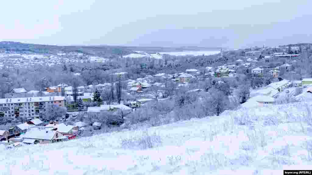 На Петровских скалах, как и на других возвышенностях крымской столицы, снега намело больше всего