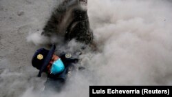 Policija se bori sa posljedicama vulkana Fuego u Gvatemali 4. juna 2018.