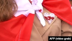 Символика белорусской оппозиции на одной из протестующих 