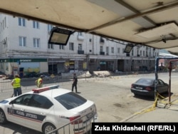 შიდა პერიმეტრი ჩამონგრეული შენობის პირდაპირ