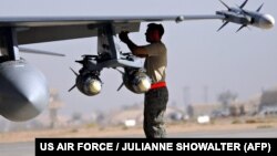 نظامی آمریکایی در پایگاه بلد در کنار جنگنده اف ۱۶ - عکس از آرشیو