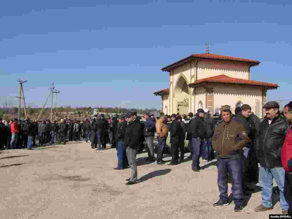 Орус аскерлери кыйнап өлтүргөн крымтатары, 38 жаштагы Решат Аметовдун сөөгү Симферополдо 18-мартта жерге берилди. Анын жаназасына 2 миңге жакын киши катышты.