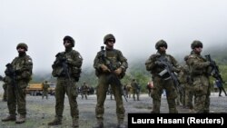 Военнослужащие сил KFOR в районе КПП "Яринье" на границе Сербии и Косова