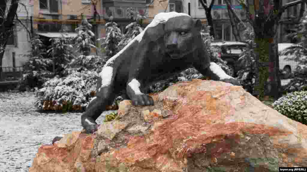 Бронзовий безіменний звір перед новобудовами на вулиці Воровського