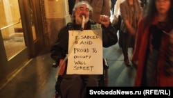 Надпись на груди участника акции в Нью-Йорке: "Я инвалид о горжусь захватом Уолл-стрит"