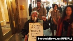 Один из сторонников движения "Захвати Уолл-стрит"