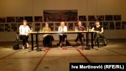 Učesnici tribine sleva nadesno: Izabela Kisić, Mirjana Miočinović, Sonja Biserko, Milivoj Bešlin, Sandra Orlović