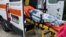 În imagine, un copil de la unul din cele patru centre pentru copii cu dizabilități din Târgu-Mureș este urcat, pentru îngrijiri, într-o ambulanță.