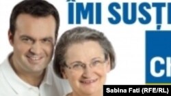 Primarul din Baia Mare, aici într-un afiș electoral cu mama sa, a primit miercuri a doua amendă de la CNCD, de 7.000 de lei pentru că refuză să dărâme zidul construit pentru delimitarea orașului de comunitatea de romi de pe strada Horea