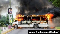 Автобус в огне после перестрелки национальной гвардии и членов картеля