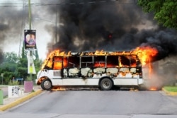 Бандиты блокируют полиции и армии въезд в Кульякан во время операции по аресту сына наркобарона Хоакина "Эль Чапо" Гусмана Лоэйры. 21 октября 2019 года