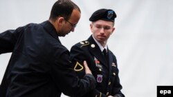 Ushtari Bradley Manning duke arritur në gjykatë në qershor të vitit 2010 i akuzuar për rrjedhje të dokumenteve sekrete tek WikiLeaks-i. Më vonë ai e ndërroi emrin në Chelsea dhe tha se ndjehet si femër