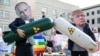 Almaniyada etirazçılar Donald Trump (sağda) və Vladimir Putin-in maskalarını taxıb, arxiv fotosu 