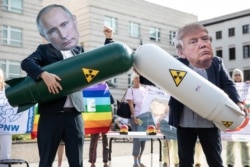 Німецькі антиядерні активісти в масках Дональда Трампа і Володимира Путіна з макетами ракет під час протесту проти припинення дії Договору про ліквідацію ракет середньої і малої досяжності, 2019 рік